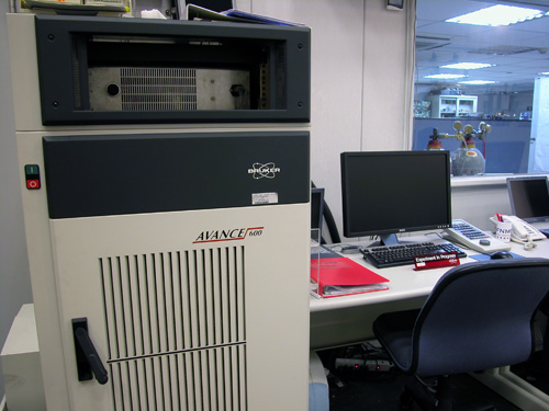 BRUKER AVANCE 600